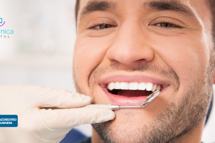hombres cuidan su salud dental