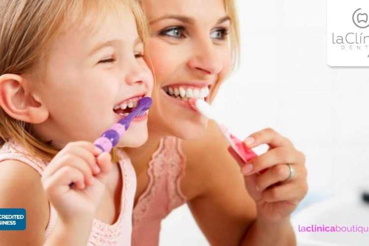 Enseñar a los niños a lavar sus dientes es parte de su salud dental